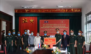 Trao tặng thiết bị y tế phòng chống dịch COVID-19 cho các tỉnh Bắc Lào