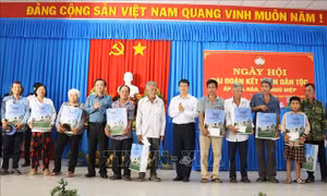 Phó Chủ tịch Quốc hội Lê Minh Hoan dự Ngày hội Đại đoàn kết dân tộc ở xã Ngũ Hiệp