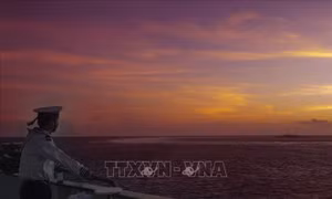 Bình minh trên đảo Trường Sa Đông