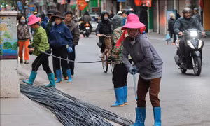 Người dân Hà Nội mưu sinh trong gió lạnh đầu mùa