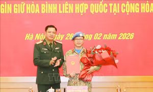 Trao quyết định cho sĩ quan đi làm nhiệm vụ gìn giữ hòa bình tại Trung Phi