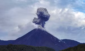 Ecuador: Núi lửa gần thủ đô Quito phun trào cột tro bụi cao hơn 500m