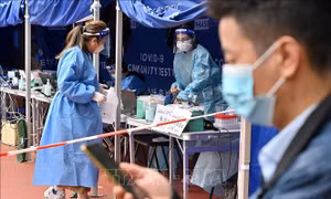 Hong Kong (Trung Quốc) bỏ quy định cách ly đối với người mắc COVID-19