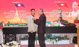 Chính phủ Lào trao tặng Huy chương Hữu nghị cho Tổng Lãnh sự Việt Nam tại Pakse