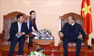 Thủ tướng Nguyễn Xuân Phúc tiếp Thống đốc Ngân hàng CHDCND Lào
