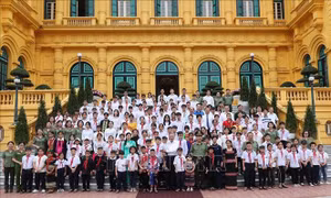 Chủ tịch nước Tô Lâm gặp mặt học sinh tiêu biểu tham dự Chương trình 'Trại hè yêu thương'