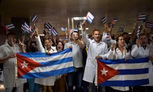 Cuba cử thêm 150 y bác sĩ hỗ trợ Venezuela chống dịch COVID-19