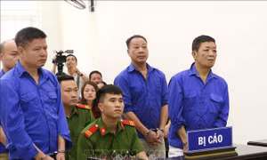  Hoãn phiên tòa xét xử Hưng 'kính' và đồng phạm cưỡng đoạt tài sản tại chợ Long Biên