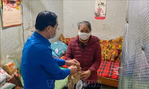 Dịch COVID-19: 'Triệu bữa cơm' đến với người dân 'xóm chạy thận'