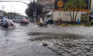 Sau mưa lớn, nhiều tuyến đường ở Bạc Liêu ngập sâu