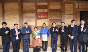 Phó Thủ tướng Lê Minh Khái thăm, tặng quà Tết tại Điện Biên