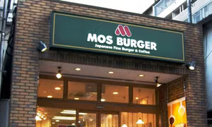 Ăn tối tại chuỗi nhà hàng MOS Burger, hàng chục người bị ngộ độc
