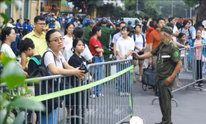 Hà Nội: Phụ huynh hồi hộp, lo lắng ngóng chờ con thi vào lớp 10