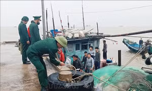 Cứu sống 8 ngư dân của tàu cá bị chìm trên biển Quảng Bình