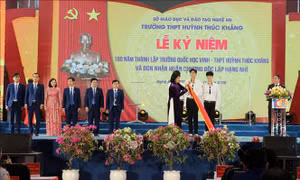 Trường THPT Huỳnh Thúc Kháng đón nhận Huân chương Độc lập hạng Nhì
