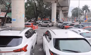 Tái diễn đỗ xe bừa bãi trên vỉa hè, lòng đường, gầm cầu Hà Nội