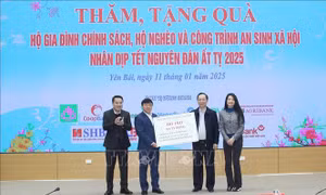 Thăm, tặng quà Tết hộ nghèo, hộ gia đình chính sách tại Yên Bái