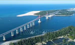Chiêm ngưỡng cây cầu vượt cửa biển dài nhất miền Trung