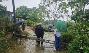 Buộc phải ngừng cung cấp điện tại nhiều tỉnh vùng cao do mưa lớn, sạt lở