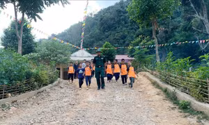 Chuyện người mang 'quân hàm xanh' đi cắm bản - Bài cuối: 'Con nuôi của Đồn' nâng bước em tới trường