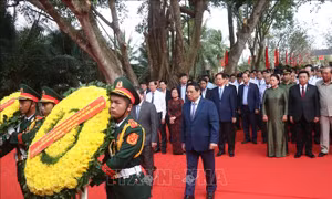 Thủ tướng Phạm Minh Chính dâng hương tưởng nhớ đồng chí Huỳnh Tấn Phát