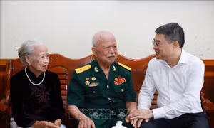 Thủ tướng thăm gia đình chính sách tỉnh Điện Biên