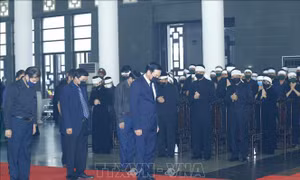 Đoàn đại biểu các đoàn thể, địa phương tiếp tục viếng nguyên Tổng Bí thư Lê Khả Phiêu