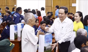 Chủ tịch Quốc hội tặng quà Tết cho hộ nghèo, công nhân có hoàn cảnh khó khăn tỉnh Trà Vinh