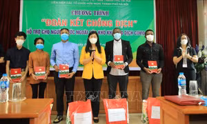 Hà Nội hỗ trợ người nước ngoài sinh sống trên địa bàn gặp khó khăn do ảnh hưởng dịch bệnh