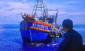 Khẩn trương cấp cứu ngư dân bị tai nạn lao động trên biển
