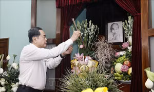 Chủ tịch Quốc hội Trần Thanh Mẫn dâng hương tưởng nhớ Chủ tịch Hồ Chí Minh