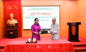 Khu Di tích Phủ Chủ tịch tiếp nhận hiện vật do người cận vệ trung thành của Bác Hồ trao tặng