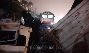 Băng qua đường sắt, xe tải bị tàu hoả cuốn đi hàng chục mét