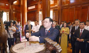 Chủ tịch Quốc hội dâng hương tưởng niệm Bác Hồ tại Khu Di tích Kim Liên