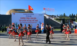 Trên 1.000 người tham gia luyện tập thể thao tại Quảng trường Lâm Viên - Đà Lạt