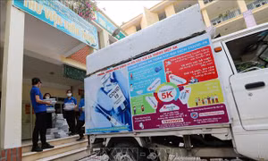 Vận chuyển kịp thời sách giáo khoa tới học sinh trước thềm năm học