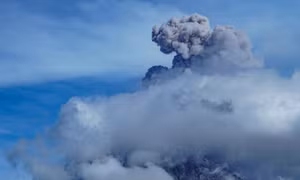 Hàng trăm nghìn người dân Ecuador bị ảnh hưởng bởi lũ lụt và tro bụi núi lửa