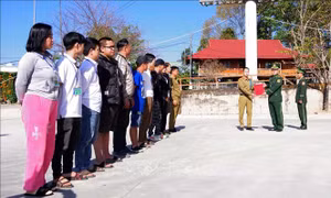Tiếp nhận 11 công dân do Ty An ninh tỉnh BoKeo (Lào) trao trả