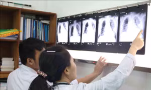 Cuộc chiến chống COVID-19 - Bài 1: Kỳ tích của những 'chiến binh áo trắng'