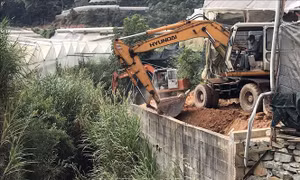 Cưỡng chế công trình cản trở dòng chảy suối Cam Ly