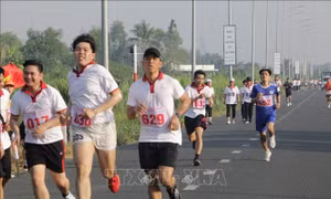 Trên 1.000 người tham gia giải chạy chào mừng 50 năm thống nhất đất nước