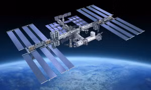 Các nhà du hành lắp đặt tấm năng lượng Mặt Trời trên ISS