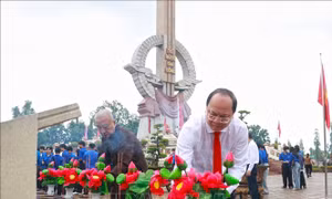 Dâng hương tưởng niệm những người con ưu tú của dân tộc
