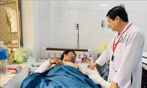 Quản lý công trình bị tẩm xăng đốt khi đang ngủ
