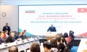 Tổng thống Bulgaria thăm và nói chuyện với sinh viên Học viện Ngoại giao