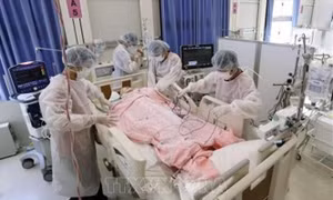 Ca mắc COVID-19 gia tăng mạnh, y tế Nhật Bản đối diện nguy cơ quá tải