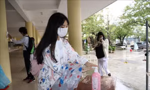 Học sinh lớp 10 và 11 ở Đà Nẵng đi học trực tiếp trở lại
