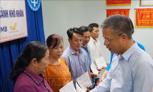 Trao tặng sổ Bảo hiểm xã hội tự nguyện cho người dân có hoàn cảnh khó khăn
