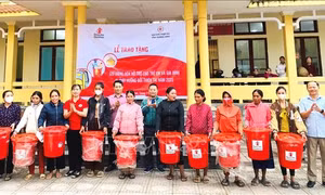 Trao quà hỗ trợ cho học sinh và người dân khó khăn, bị ảnh hưởng bởi thiên tai