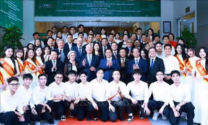 Thủ tướng Phạm Minh Chính và Chủ tịch WEF giao lưu với sinh viên Việt Nam